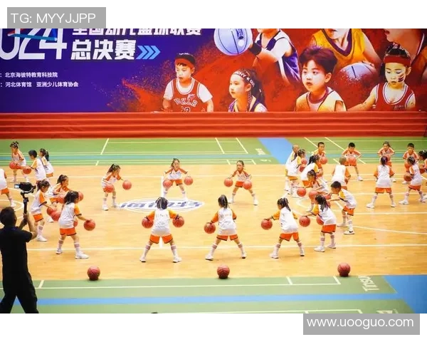 幼儿园篮球课堂趣味小游戏提升孩子运动能力与团队合作精神